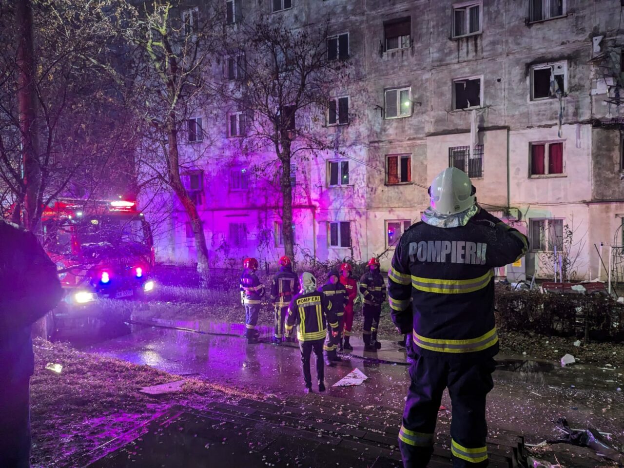 EXPLOZIE într-un bloc din Bacău, un bărbat a fost prins sub dărâmături