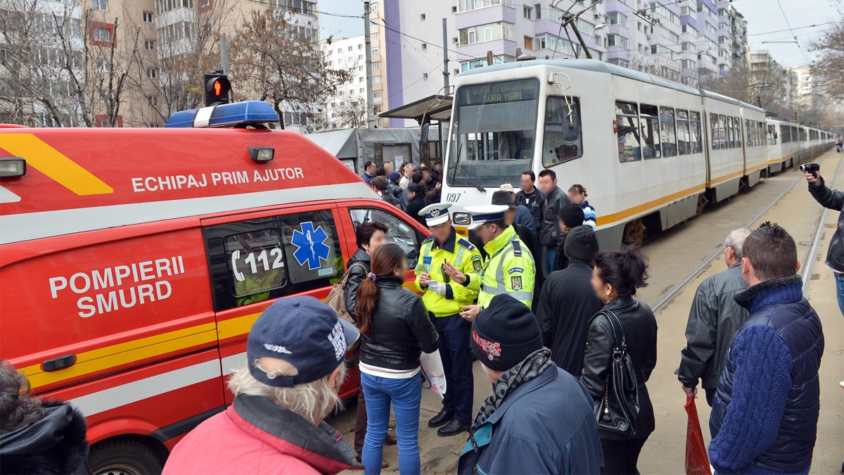 Ce au primit acasă părinții unui tânăr lovit de tramvai acum 2 ani în Capitală: Sunt buni de plată 1.700 de euro după ce s-a spart parbrizul