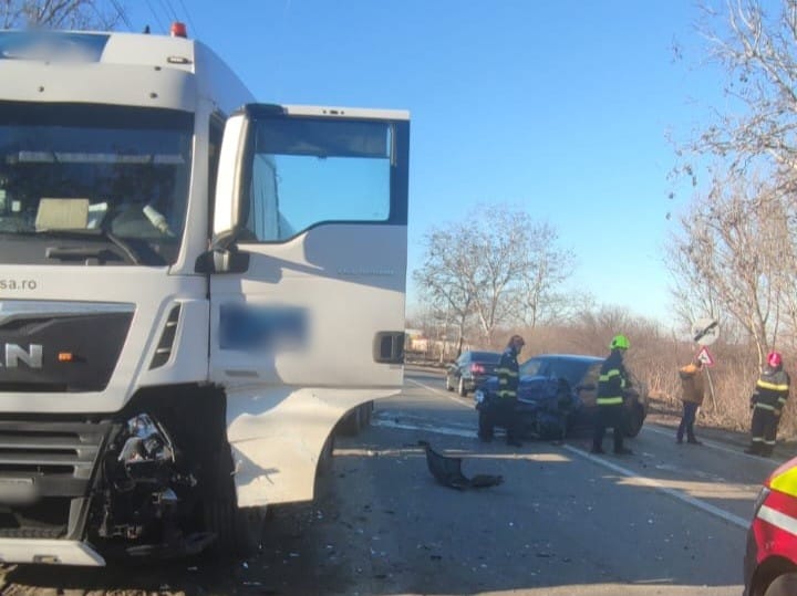 Accident rutier, trei mașini implicate. Trafic BLOCAT pe Drumul Național 65 – European 574 / Cisterna era încărcată cu oxigen lichid pentru spitale