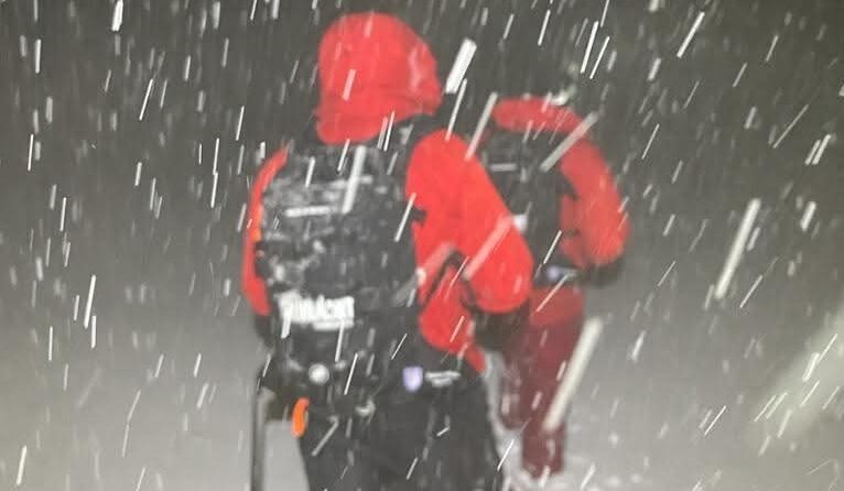 TRAGEDIE în zona montană din Dâmbovița. O persoană a DECEDAT, după ce 23 de turiști au rămas blocați pe munte