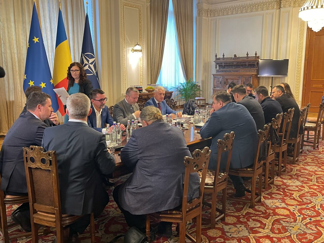 Negocieri în coaliția proeuropeană PSD, PNL, USR, UDMR și minorități pentru repartizarea funcțiilor de conducere în Parlament