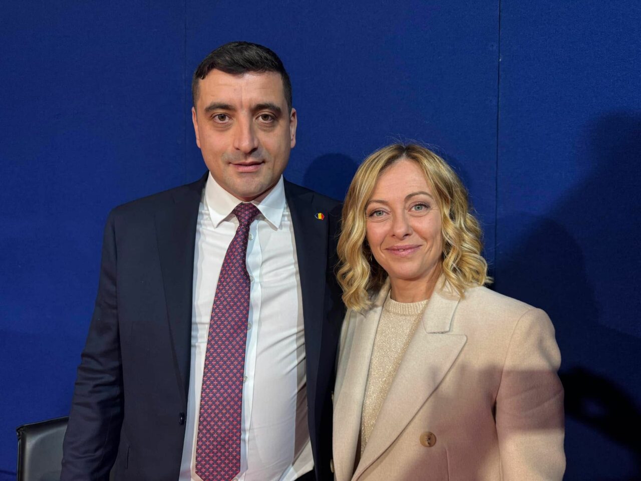 George Simion s-a fotografiat cu Giorgia Meloni la congresul Fratelli d’Italia: „Klaus Iohannis este autorul loviturii de stat din România”