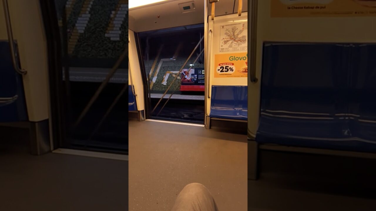 Incidente grave la METROU. Un TREN a mers cu ușile deschise pe Magistrala 1. La o zi după, o șină s-a rupt la Obor