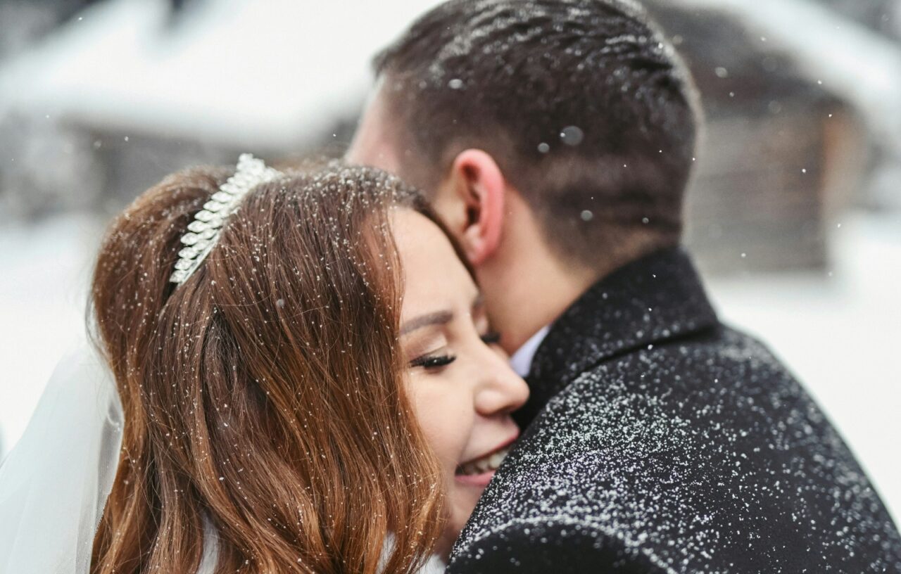 Nuntă iarnă cu rochii elegante și accesorii confortabile | sursa foto: Gandul