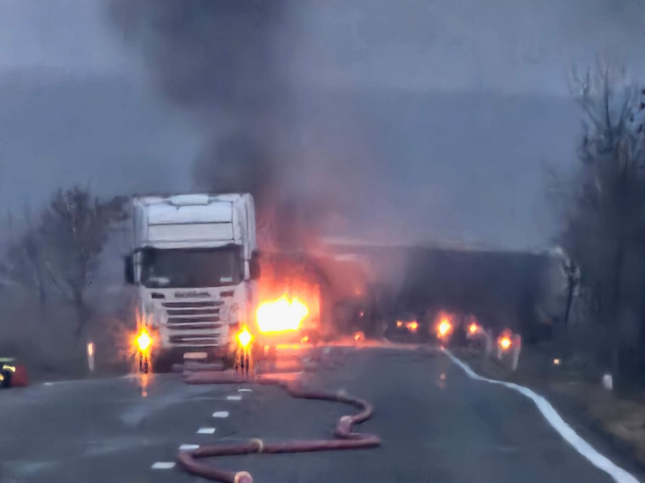 CARAMBOL pe DN 72, în județul Dâmbovița. Au fost implicate două autocamioane și un autoturism, iar o cisternă cu GPL a luat foc după impactul violent