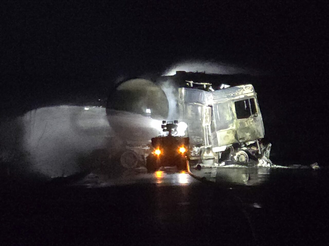 CARAMBOL pe DN 72, în județul Dâmbovița, cu două autocamioane și o mașină. O cisternă cu GPL a luat foc după impact / Pompierii au stins flăcările