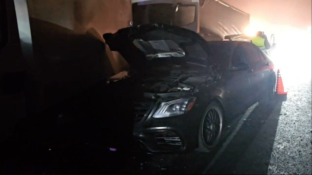 CARAMBOL cu 5 maşini pe Autostrada A0, în zona localităţii Sinteşti. O persoană a murit și două sunt rănite, în urma impactului dintre 5 autovehicule
