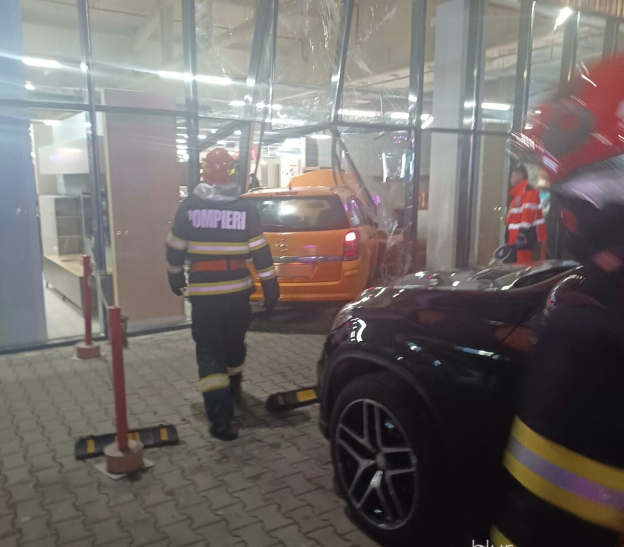 ACCIDENT spectaculos în Suceava. Un șofer a intrat cu mașina în vitrina unui magazin