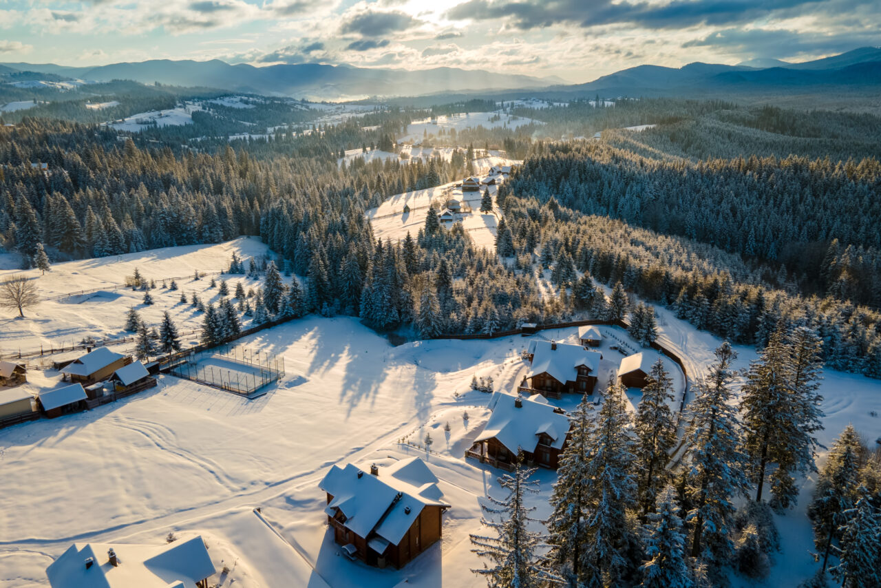 Cât plătești pentru 3 nopți de cazare în Bucovina, de Sărbători. Turiștii sunt întâmpinați cu tradiții cu totul speciale în „Țara Fagilor”