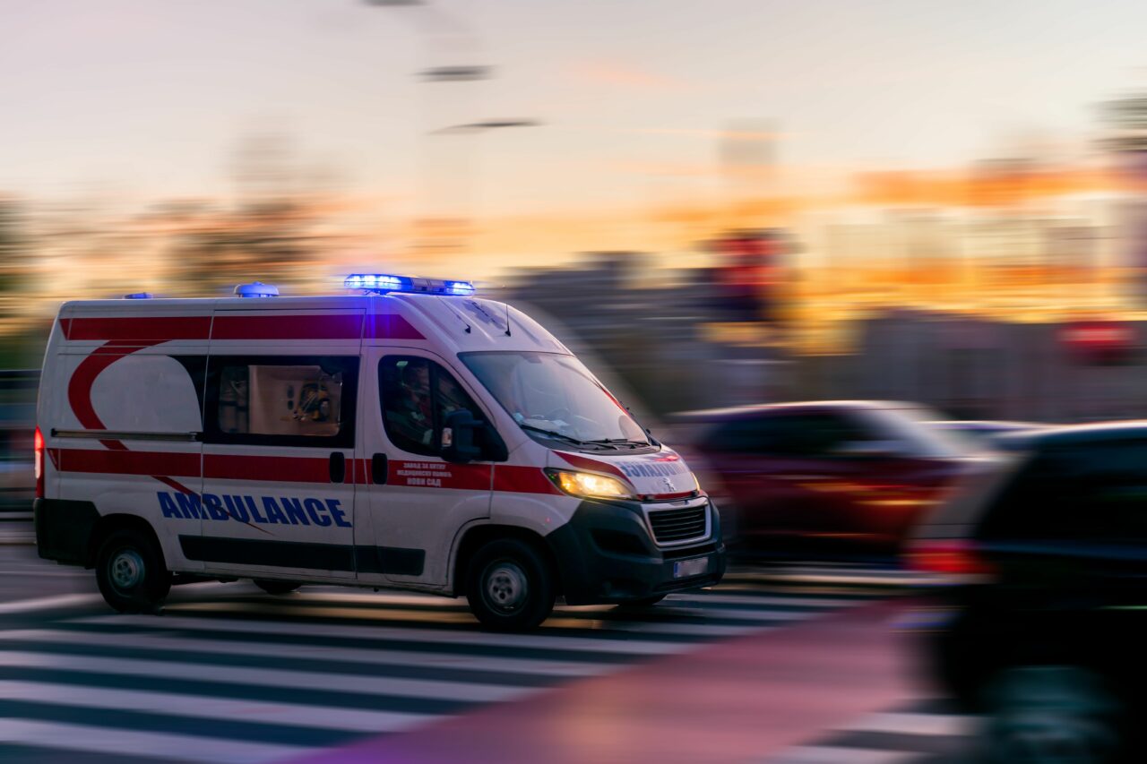 Directorul unui spital a salvat viața unei femei, după un accident rutier. „În fața mea, la vreo sută de metri, o persoană întinsă pe șosea”