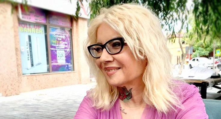 Catinca Roman și Calina arătând tatuajele lor mamă-fiică simbolizând libertatea | sursa foto: Gandul