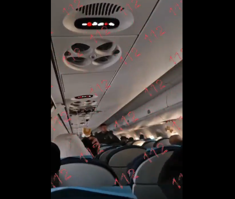 Ultimele imagini înainte ca avionul cu 67 de oameni la bord s-a PRĂBUȘIT în Kazahstan. Pasagerii se roagă, după ce măștile de oxigen au căzut