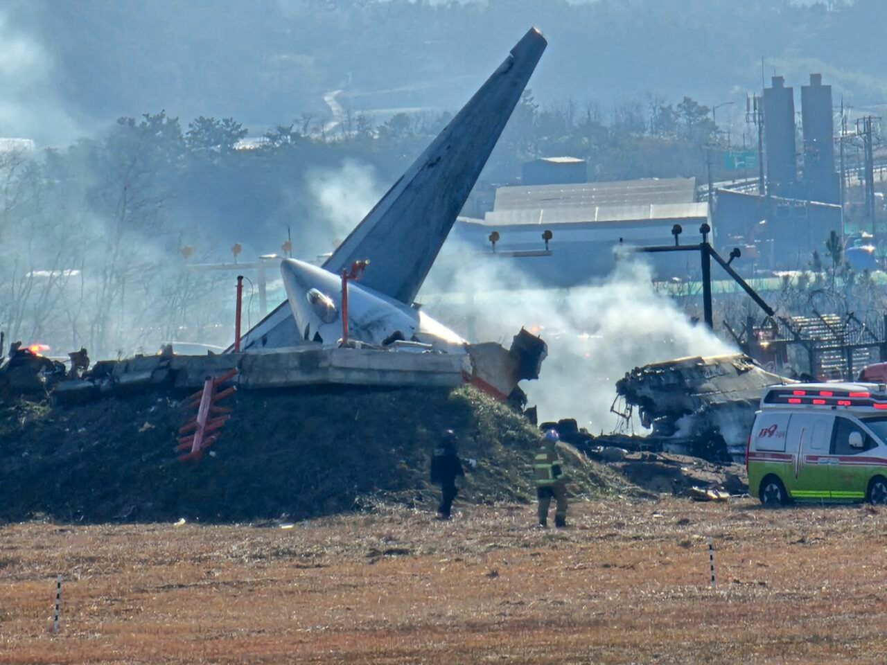 Anchetatorii analizează rolul jucat de BARIERA aflată la capătul pistei de aterizare în accidentul aviatic produs în Coreea de Sud
