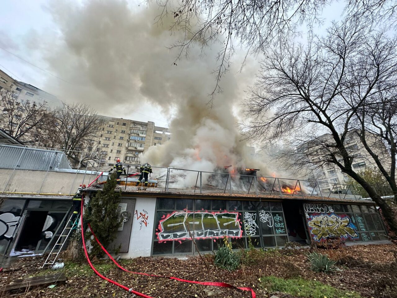 Incendiu puternic în centrul Capitalei.  Focul se manifestă în interiorul fostului RESTAURANT Mărul de Aur