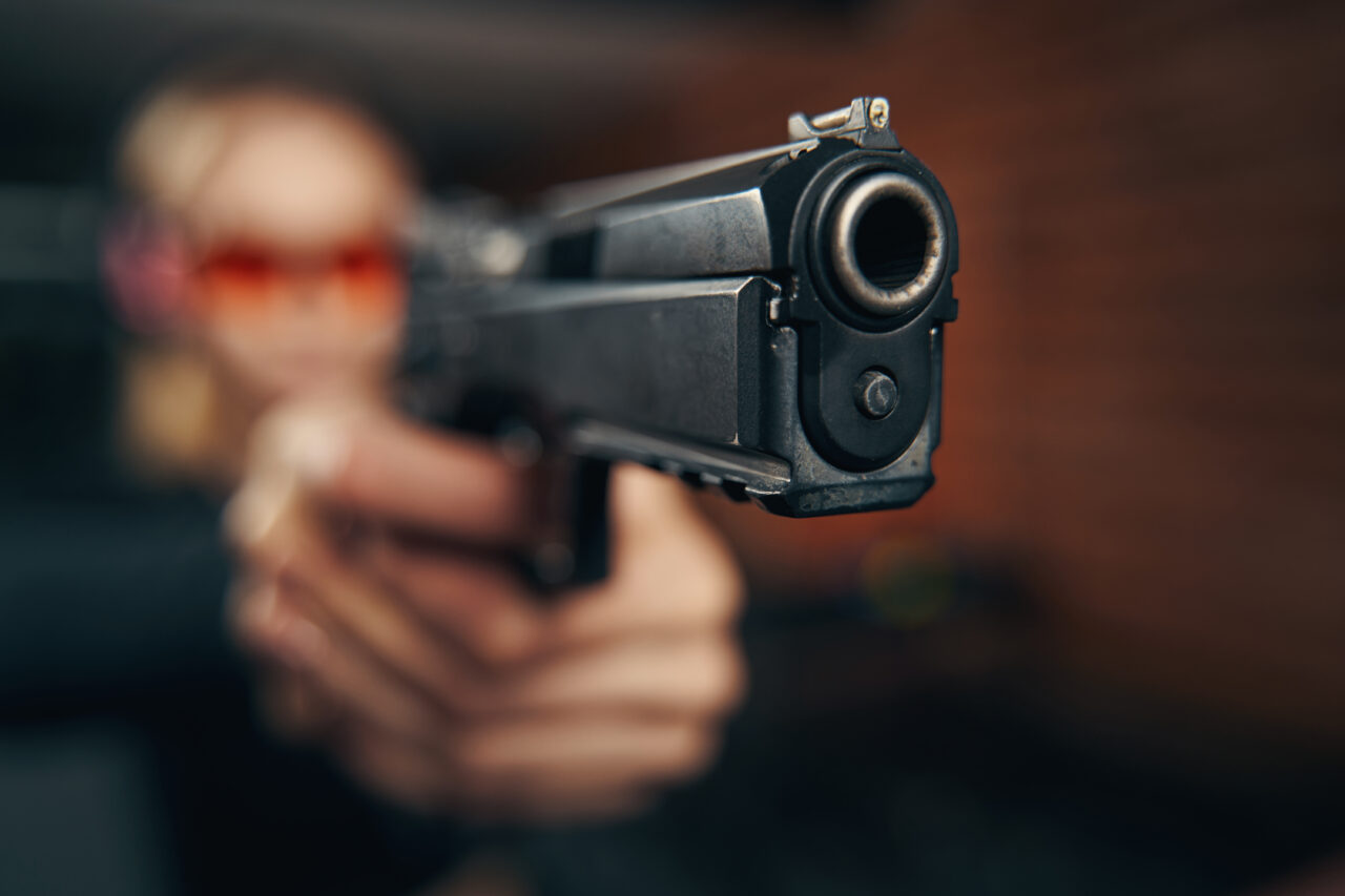 Doi ROMÂNI au tras mai multe focuri de armă în fața unui restaurant din Italia: „Au contestat nota de plată”