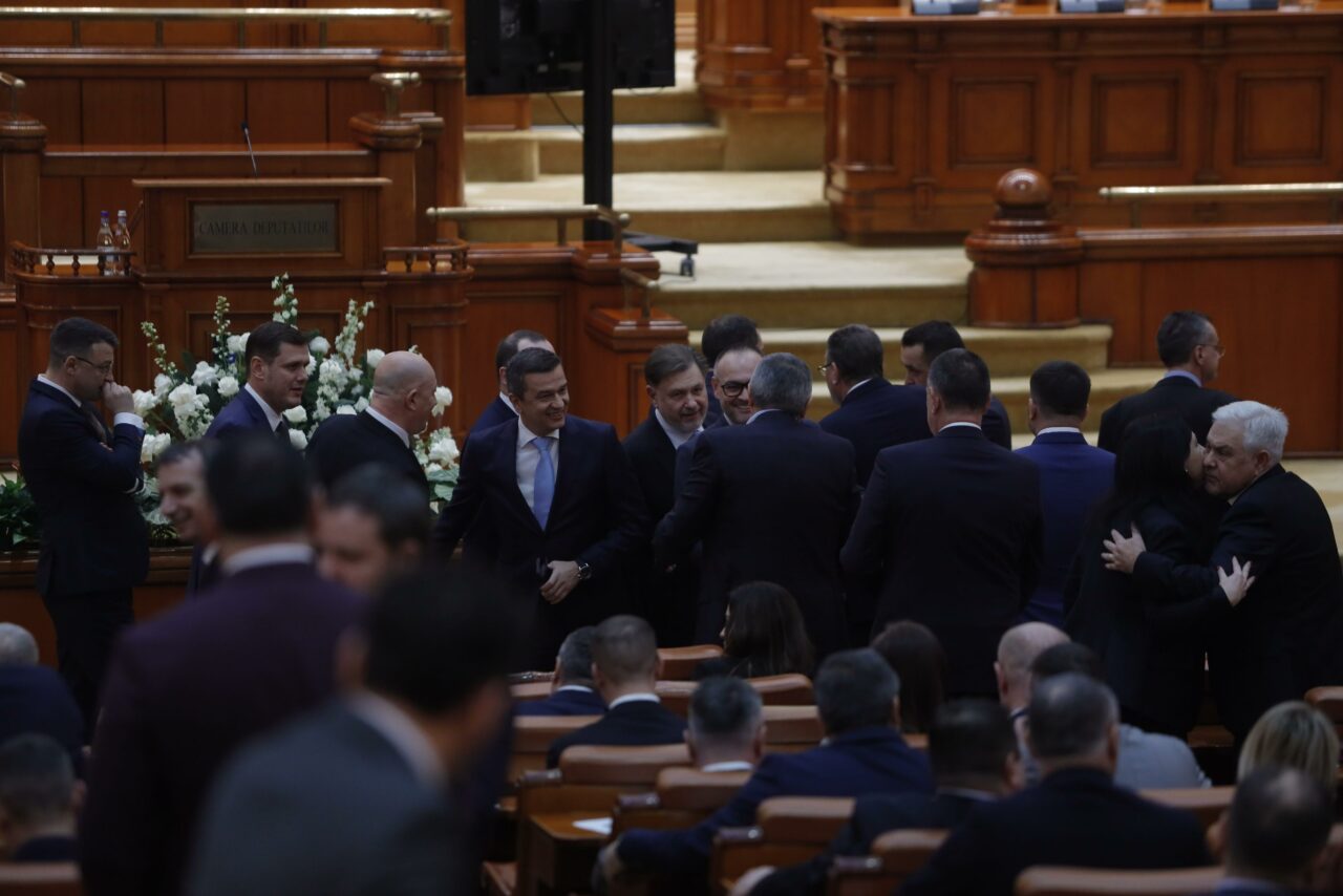 A doua ședință a noilor parlamentari. Cei 331 de deputați VALIDAȚI depun jurământul