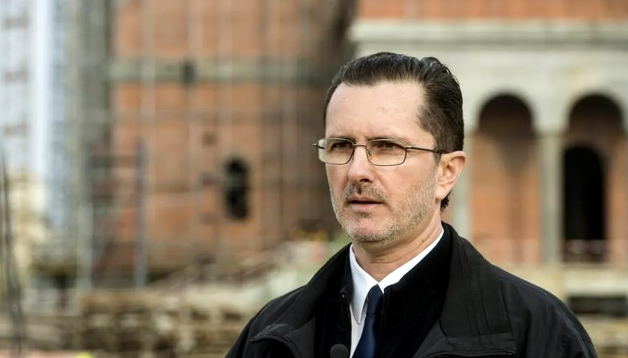 Vasile Bănescu: „A reflecta la Nașterea lui Hristos nu e totuna cu a vâna reduceri, a cumpăra COMPULSIV obiecte goale” / „Vine Crăciunul, nu apocalipsa”
