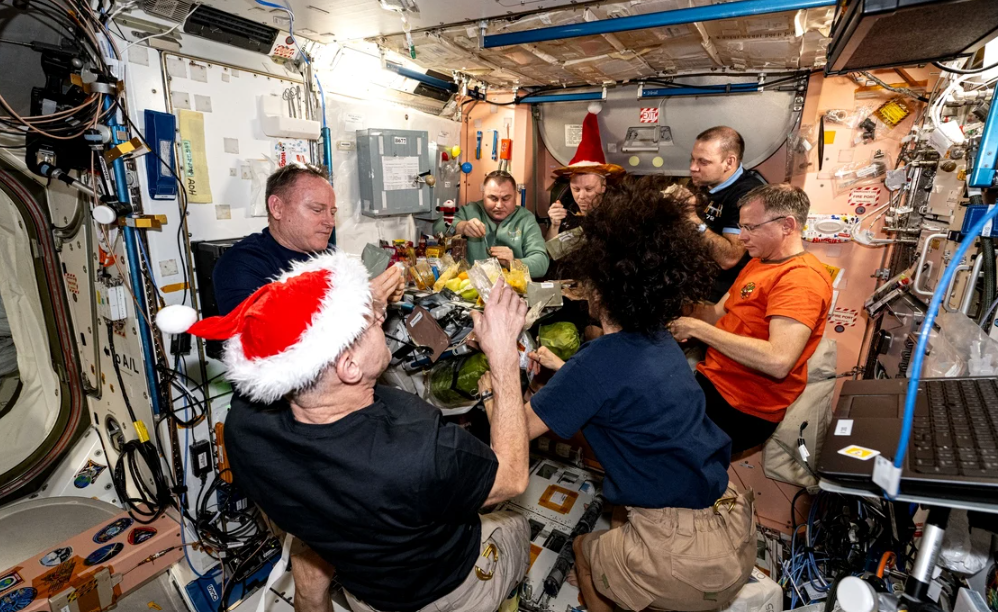 Spiritul CRĂCIUNULUI pe Stația Spațială Internațională. Mesajul astronauților: „Fie ca sărbătorile voastre să strălucească la fel de tare ca stelele!”
