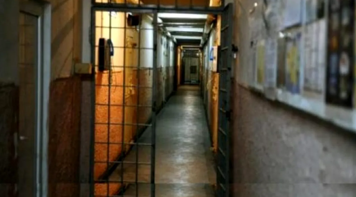 ANCHETĂ la Penitenciarul Giurgiu. Un deținut de 47 de ani a fost găsit spânzurat în celulă, a doua zi de Crăciun. „Posibilă crimă mascată în suicid”