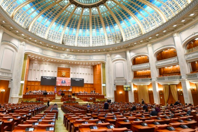 Noii senatori și deputați DEPUN jurământul. Ce majoritate parlamentară s-ar putea constitui