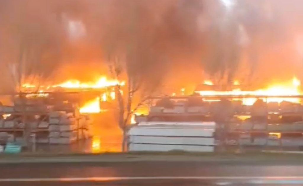 INCENDIU de proporții la un depozit de materiale de construcții din Craiova. Locuitorii, avertizați prin RO-ALERT să evite zona – VIDEO