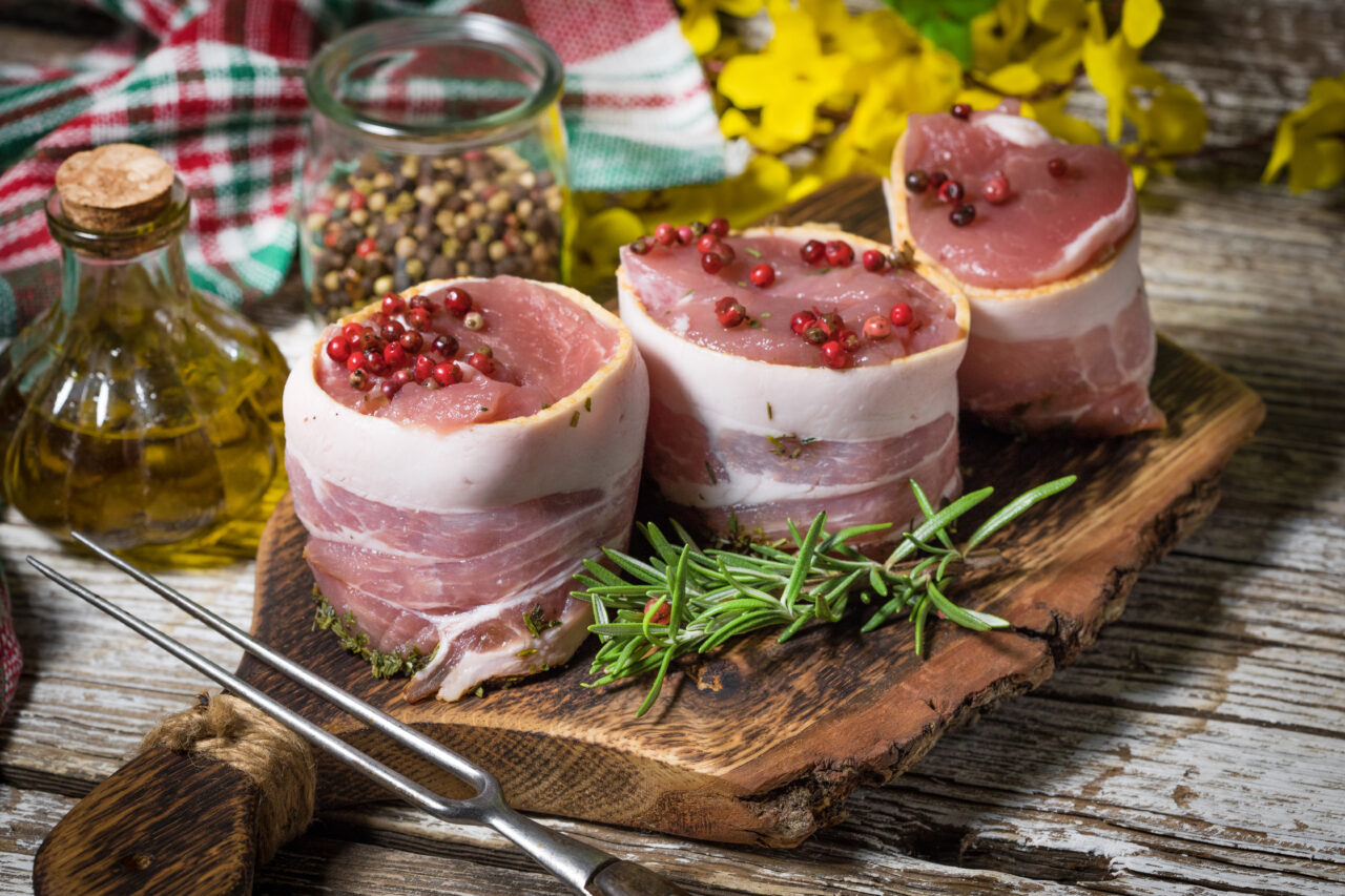 Carne de porc testată direct în piață, la Iași. Cât costă analizele și ce condiție să respecți pentru ca rezultatele să fie precise