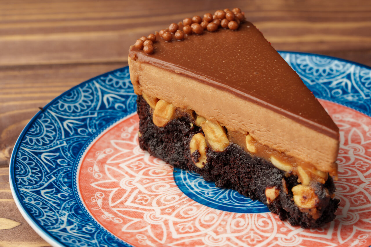 Prăjitură cu Snickers delicioasă cu caramel, arahide și ciocolată | sursa foto: Gandul