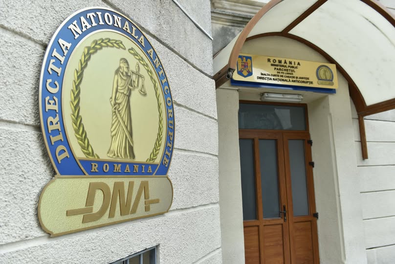 DNA a reținut un bărbat care a cerut și primit mită de la o femeie pentru trafic de influență la Primăria Iași