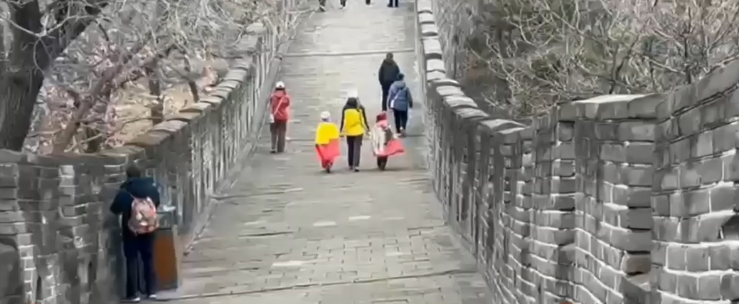 De 13 ani, o familie de români stabilită în China duce DRAPELUL României pe Marele Zid Chinezesc