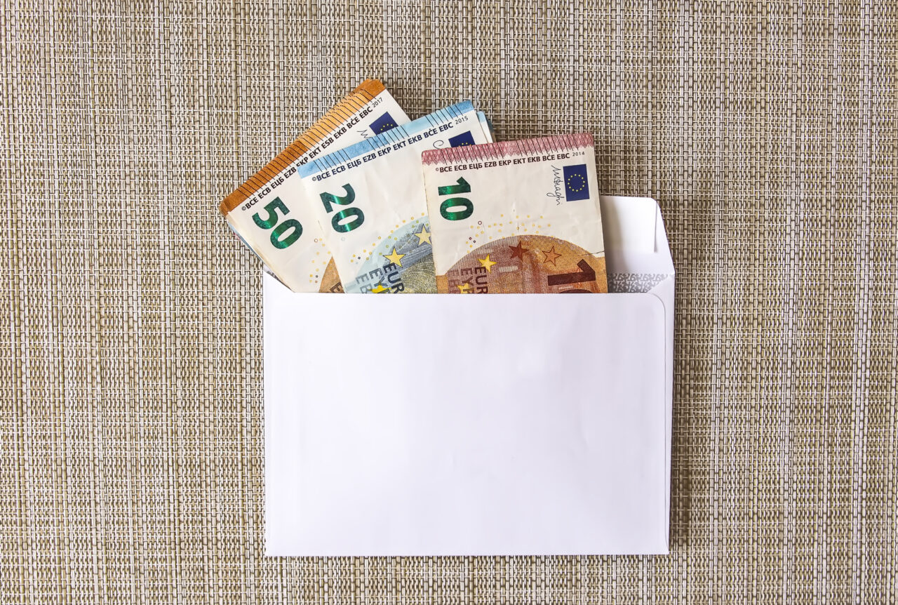 O femeie de 72 de ani a găsit 10.000 de lei pe o stradă din Petroșani. Ce s-a întâmplat apoi