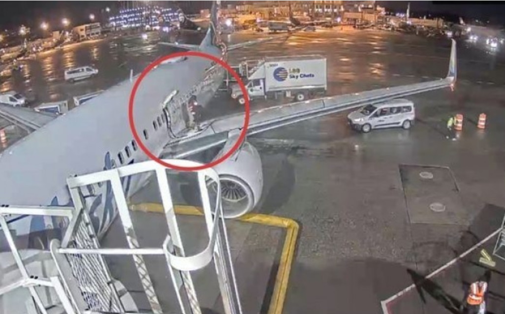 MOTIVUL invocat de o femeia care a deschis ușa unui avion și a ieșit pe aripă. Imaginile sunt virale