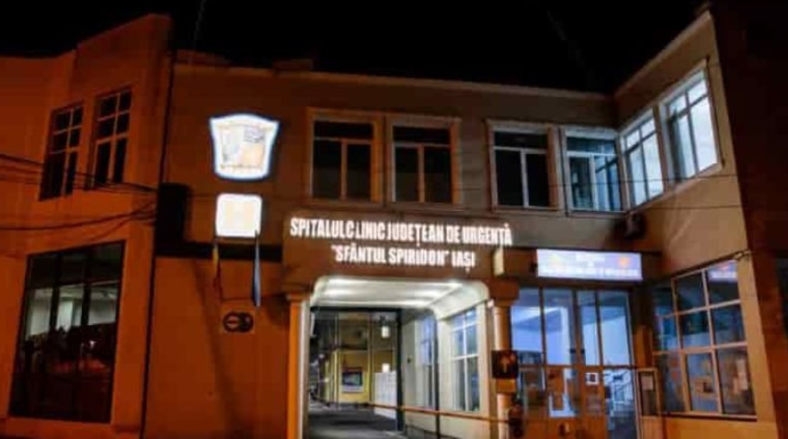 REVOLTA unei jurnaliste care a ajuns la UPU la un mare spital din Iași: „Zgribuliți, stăteam pe scaunele din plastic având perfuziile puse”