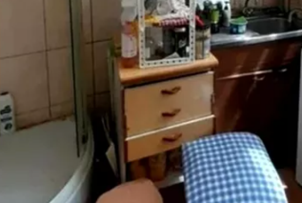 GARSONIERĂ din Cluj scoasă la vânzare pentru o sumă colosală. Dușul e în bucătărie. Cu aceeași bani îți cumperi un apartament cu 4 camere în Capitală