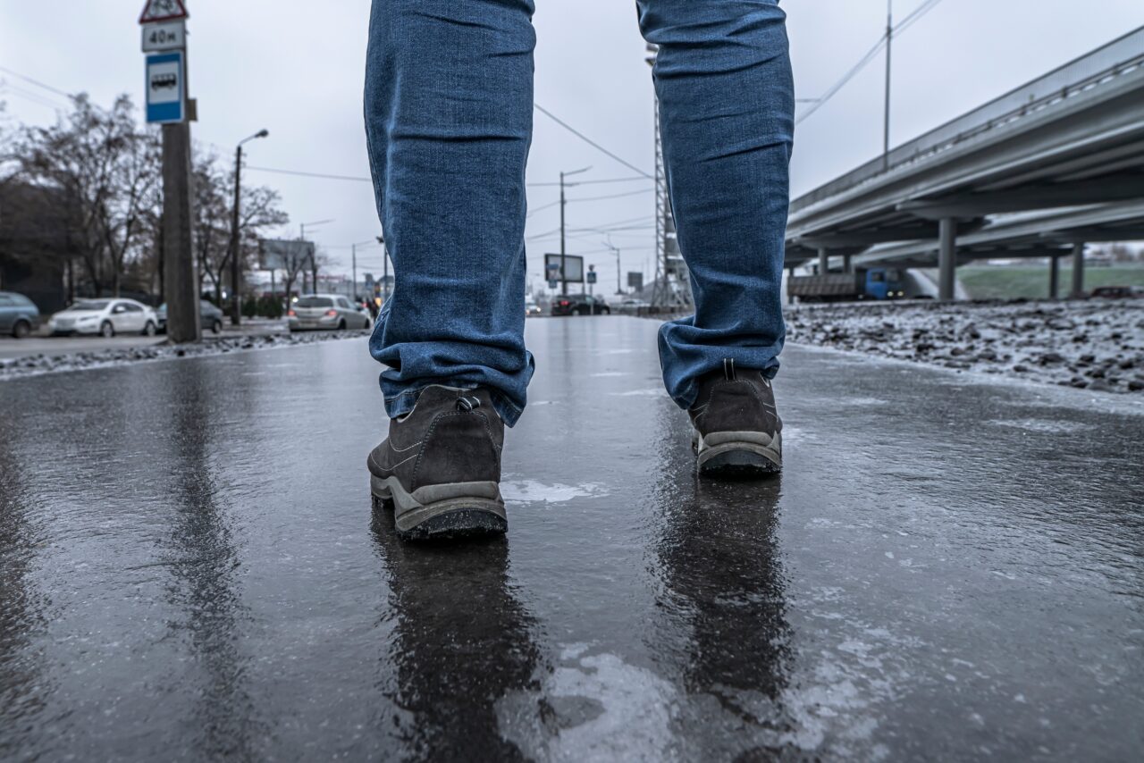 ANM: Avertizare de polei pentru mai multe județe. În București ar putea să ningă