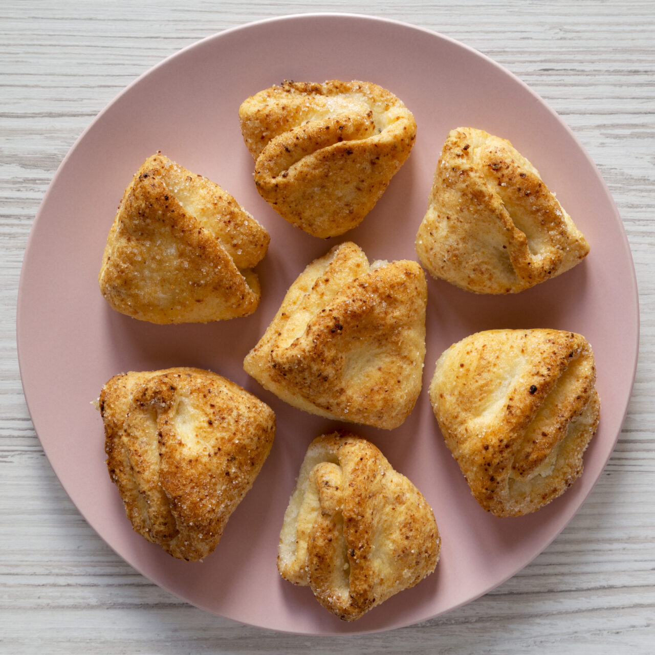 Cornulețe de casă cu untură și borș, desert românesc cu aluat fraged și umpluturi dulci | sursa foto: Gandul Cornulețe de casă cu untură și borș, desert românesc cu aluat fraged și umpluturi dulci | sursa foto: Gandul