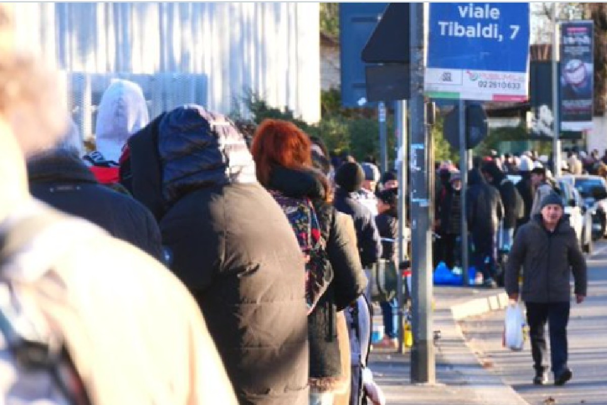 Imagini sfâșietoare la Milano, la o asociație caritabilă: o coadă de un kilometru de oameni care așteptau să primească mâncare
