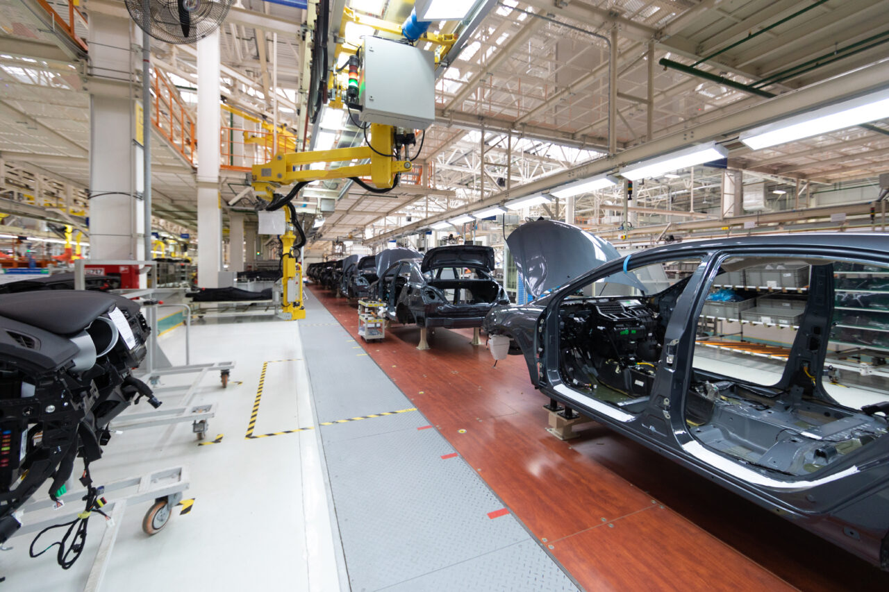 Lovitură pentru industria auto Europa în 2024. Principalii factori care au ÎNGENUNCHEAT vânzările de mașini