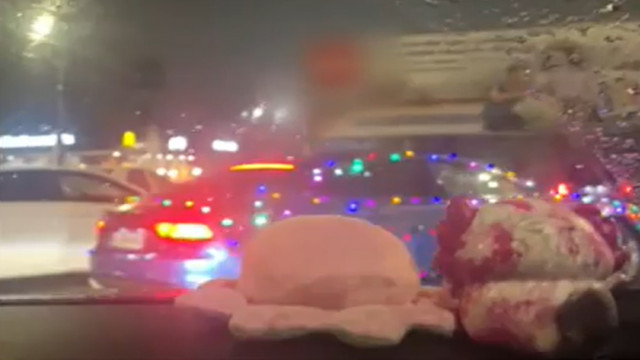 Ce a pățit un șofer din Argeş, după ce şi-a împodobit maşina cu luminiţe de Crăciun. Polițiștii l-au oprit imediat în trafic