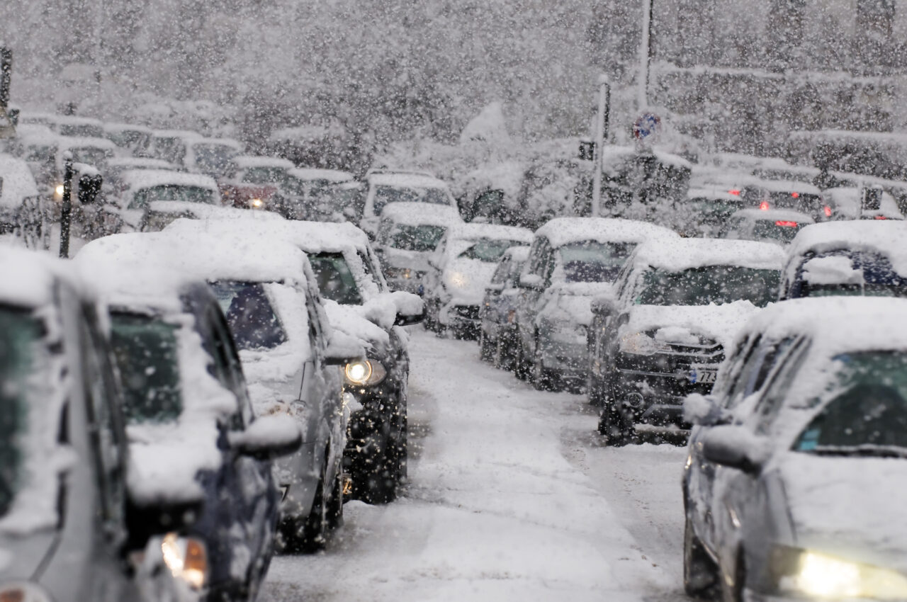 Continuă să NINGĂ în mai multe zone din țară, unde și drumarii sunt nevoiți să intervină pentru a curăța șoselele
