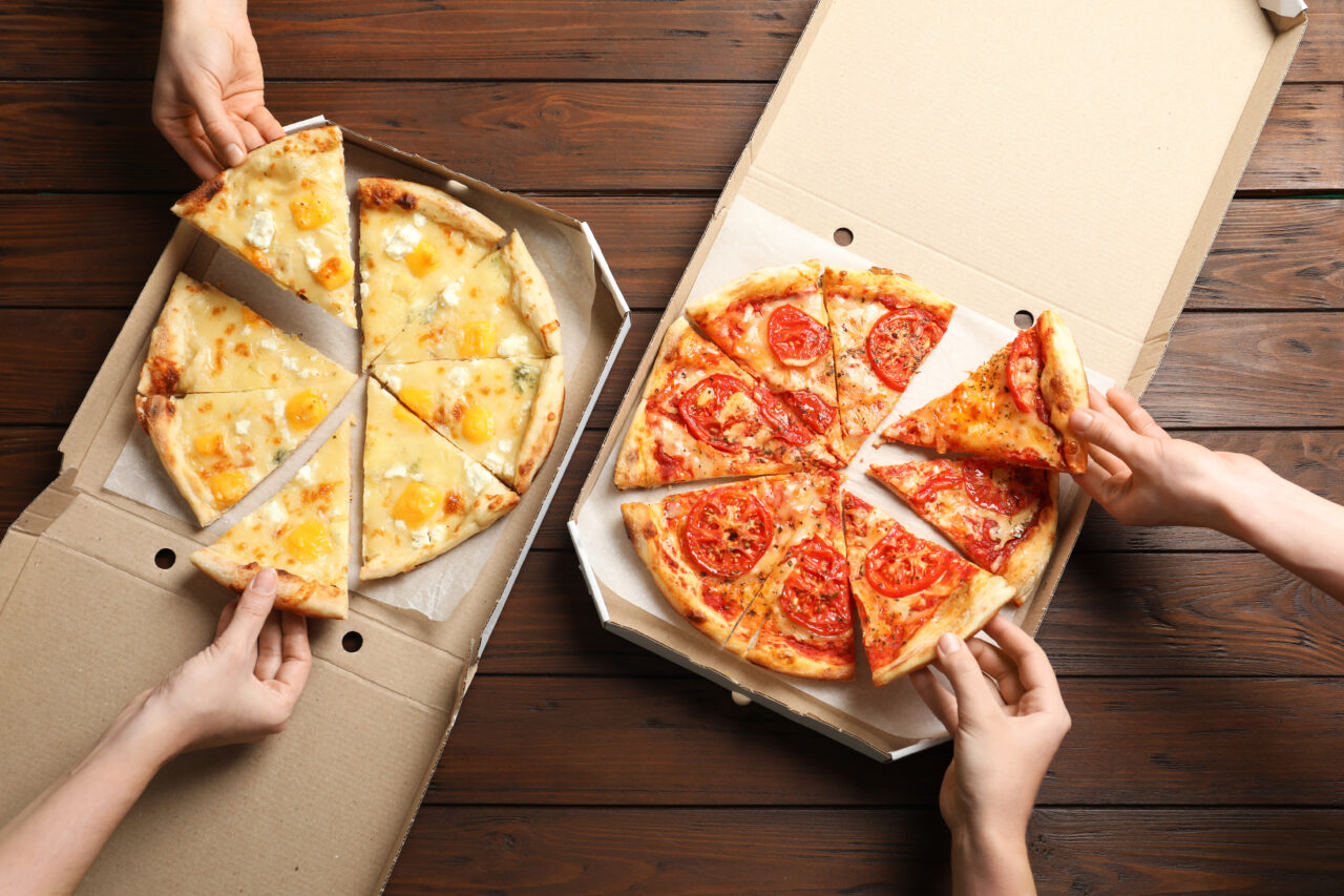 Motivul hilar pentru care cutia cu PIZZA are formă pătrată, deși preparatul fast food de origine italiană are formă rotundă