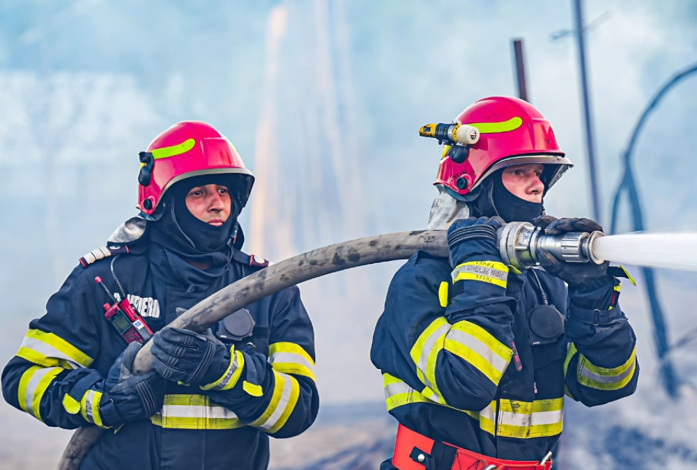 INCENDIU devastator în Iași. Două locuințe, distruse de flăcări: „A ars tot, tot acoperișul, tot. În casă nu se mai poate locui”