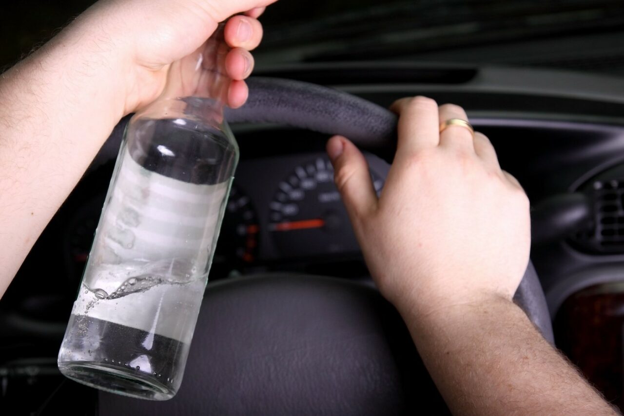 Un bărbat din Dolj, amețit de aburii alcoolului, a furat o autoutilitară și a intrat cu ea într-un stâlp. Ce au mai descoperit polițiștii despre el