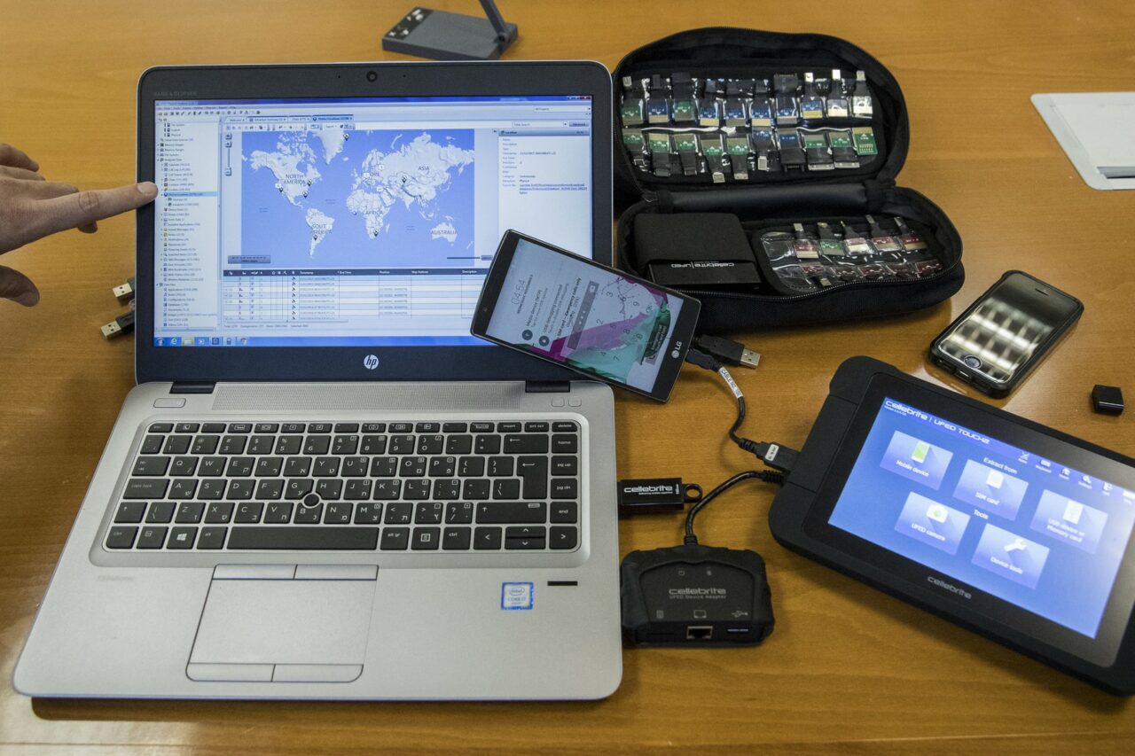 Amnesty International: Oficialii sârbi ar fi instalat programe SPION pe telefoanele a zeci de jurnaliști și activiști