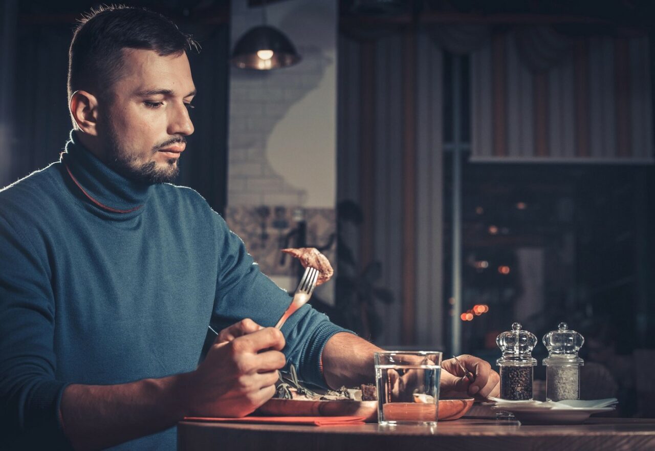 Dieta „CARNIVORĂ” prin care un bărbat a slăbit 60 de kg: „Mi-a schimbat complet viața. Înainte nu-mi venea să mă dau jos din pat”