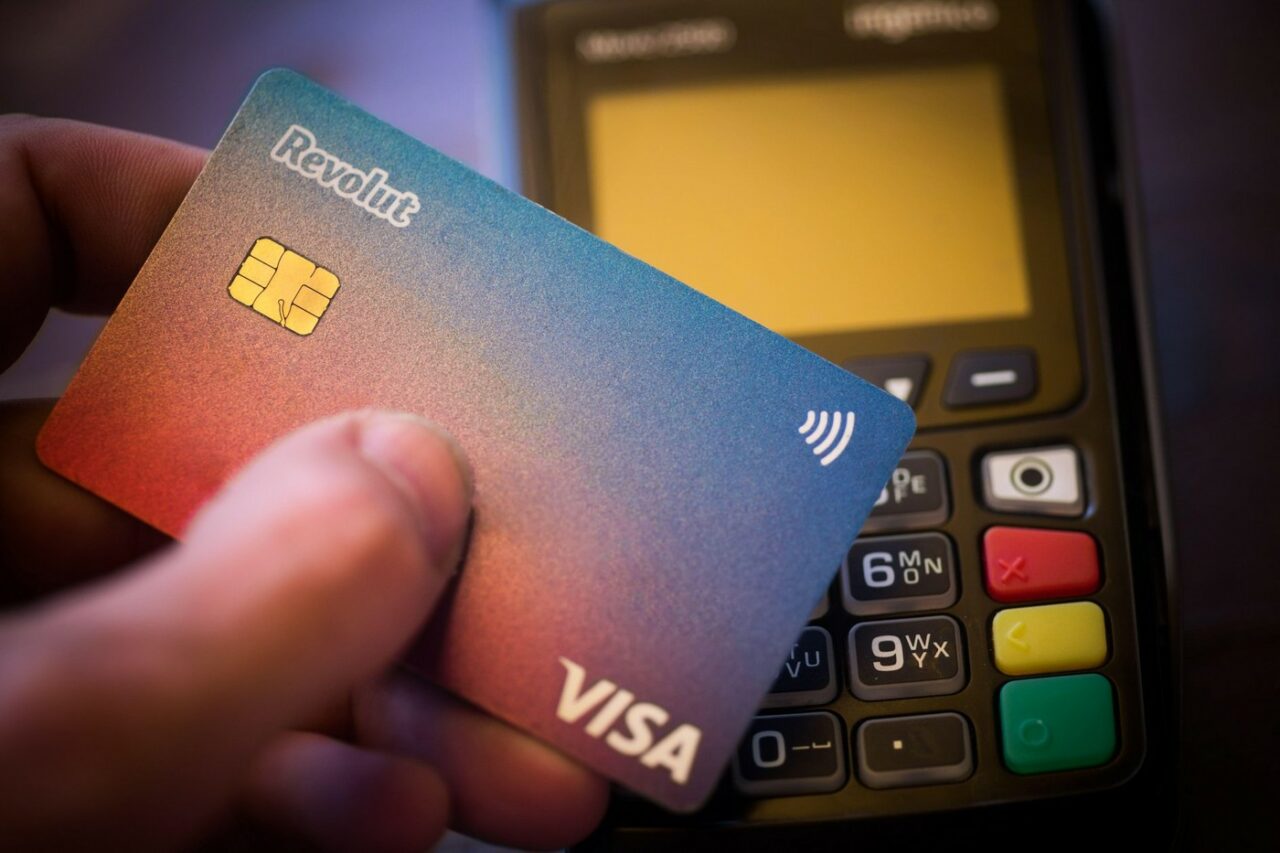 Anunț important pentru toți românii care au conturi bancare la REVOLUT. Salariile pot intra direct în aceste conturi. Ce trebuie să facă clienții