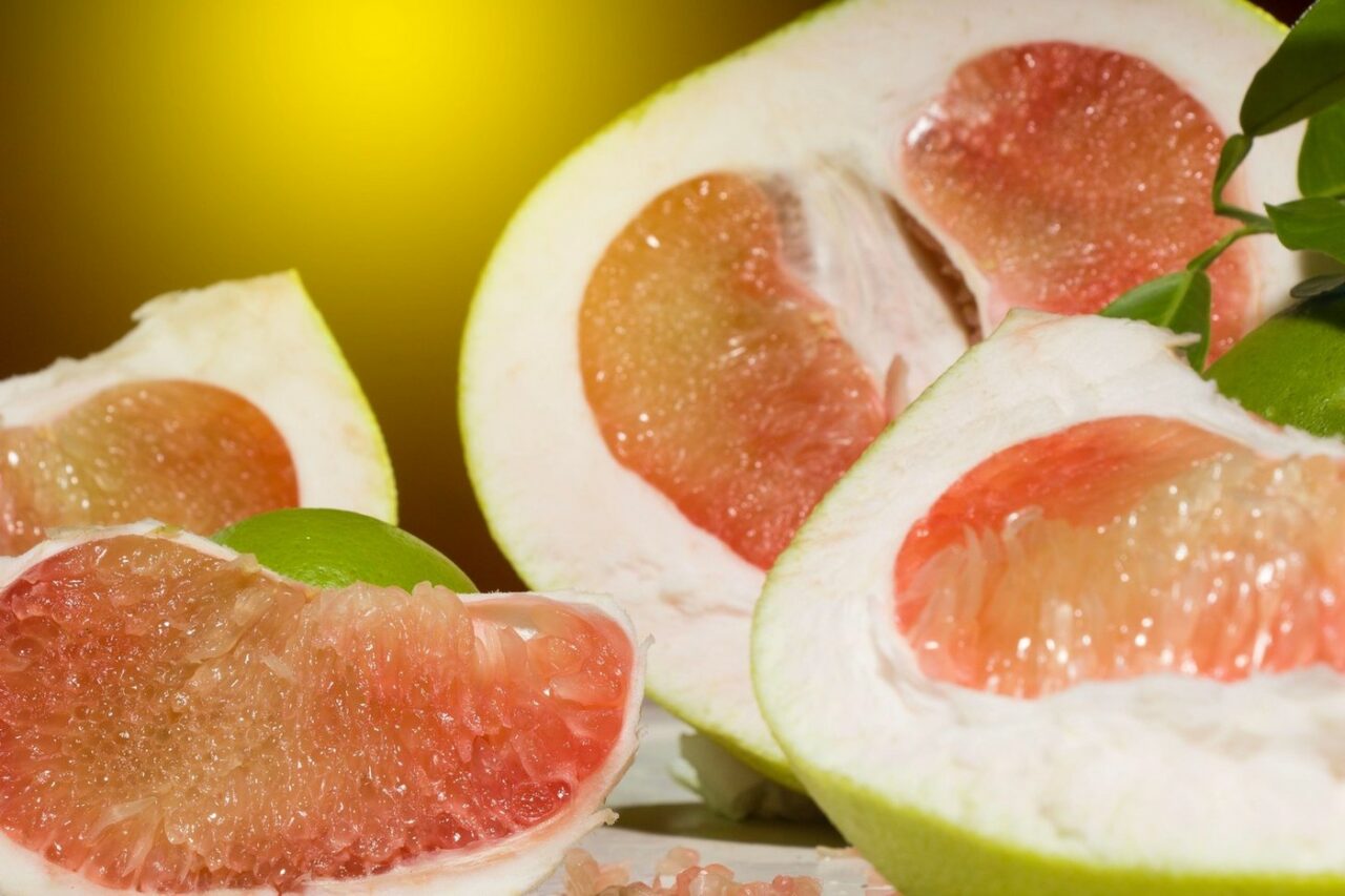 Beneficiile consumului de POMELO. Superalimentul exotic cu efecte uimitoare asupra sănătății. Cum se mănâncă corect acest fruct