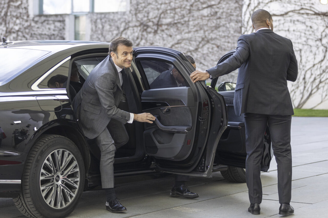 Emmanuel Macron l-a invitat la Palatul Élysée pe François Bayrou, în eforturile de formare a unui nou GUVERN