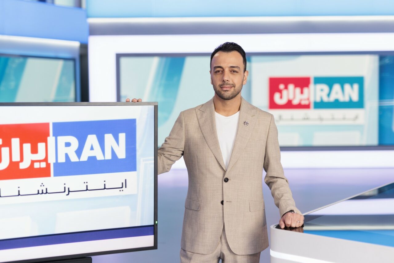 Românii acuzați de înjunghierea unui jurnalist iranian au fost EXTRĂDAȚI în Marea Britanie: „Vor fi judecaţi aici, în Regatul Unit”
