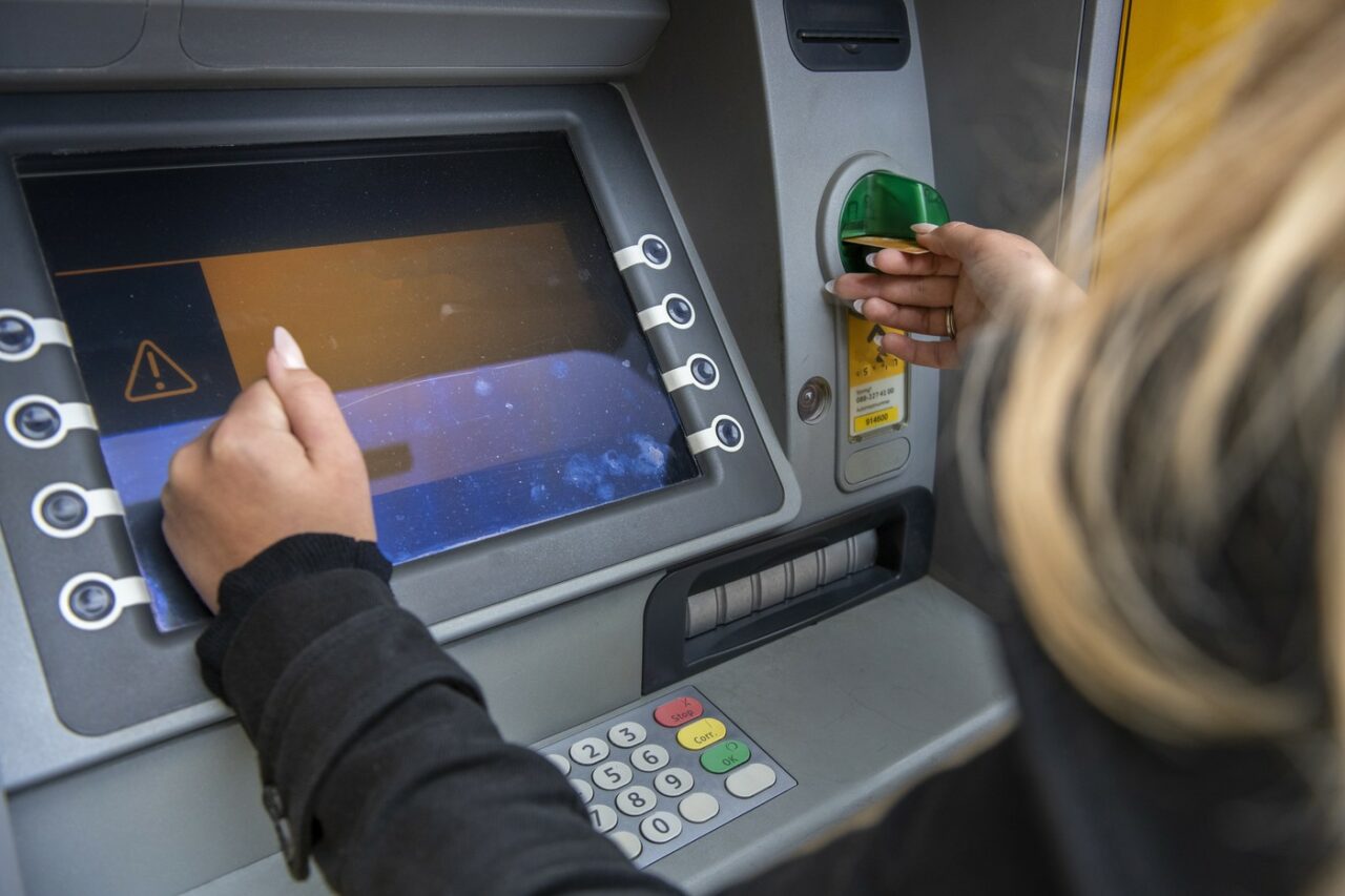 Ce sumă de BANI nu ar trebui să retragi de la bancomat pentru a evita controalele ANAF. Există o excepție de care mulți români nu știu
