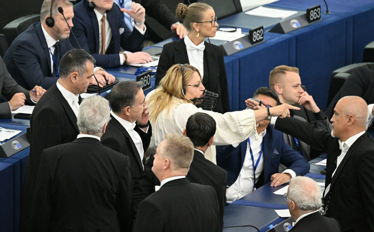 Diana Șoșoacă refuză mandatul de senator pentru Parlamentul European | sursa foto: Gandul Diana Șoșoacă refuză mandatul de senator pentru Parlamentul European | sursa foto: Gandul